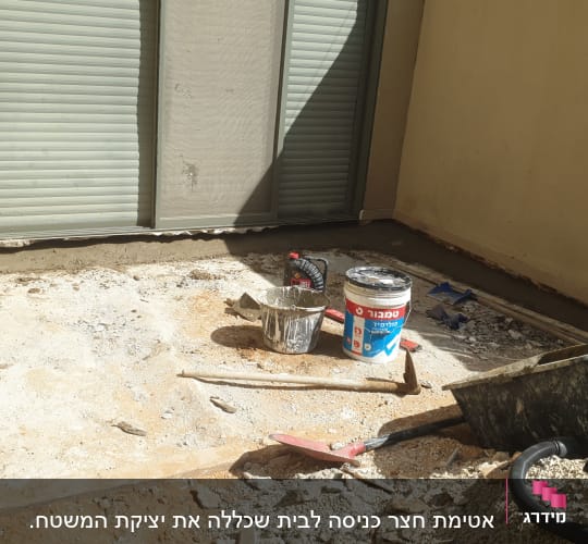 כלי עבודה וחומרי בנייה באתר שיפוץ